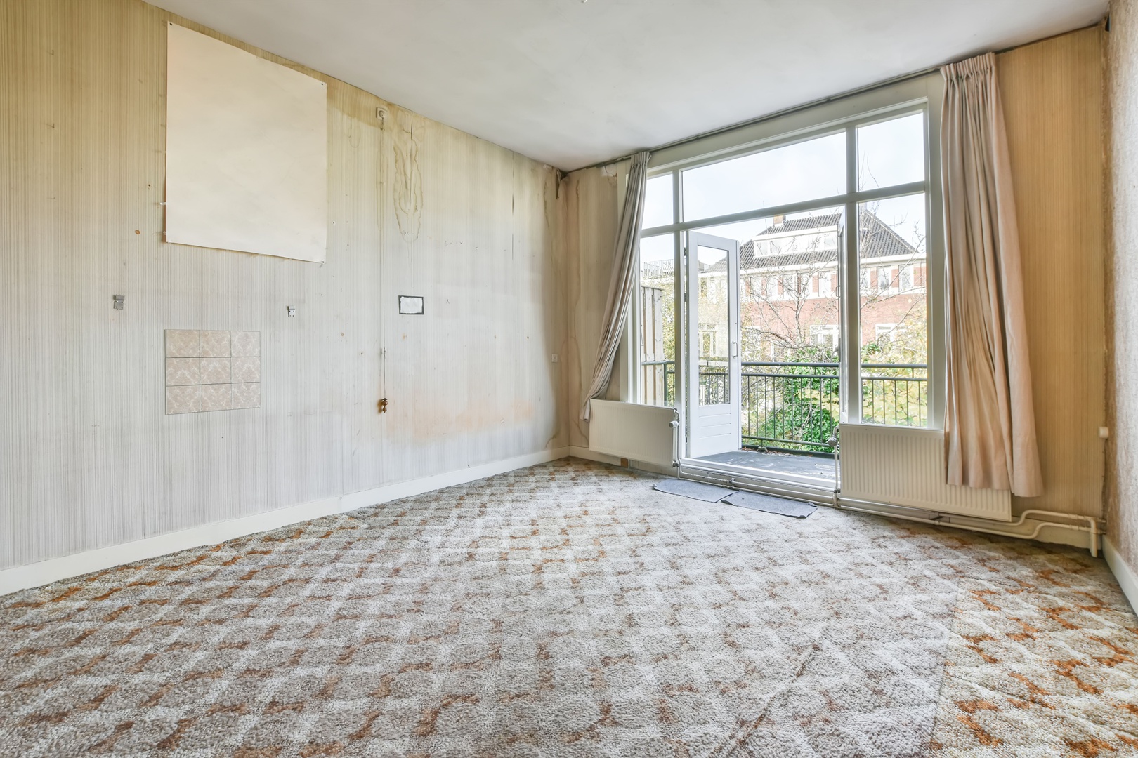 interior-of-an-empty-old-fashioned-room