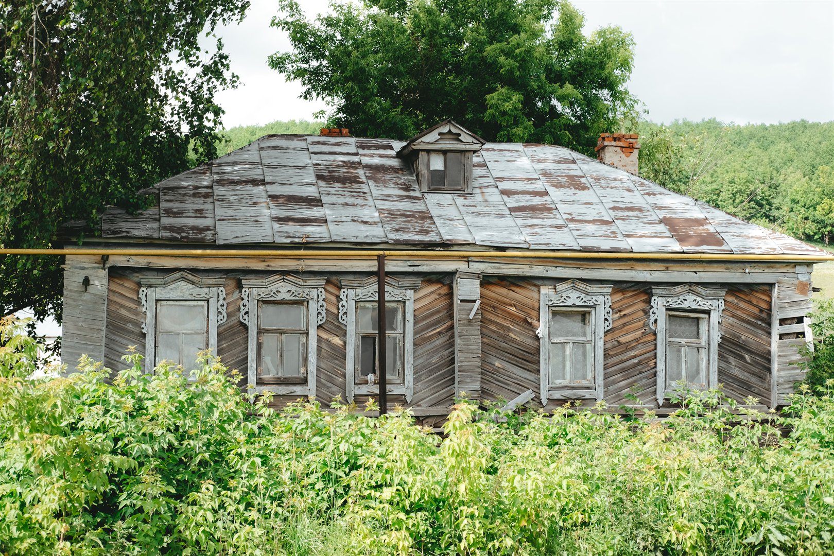 small-abandoned-wooden-house-in-the-village